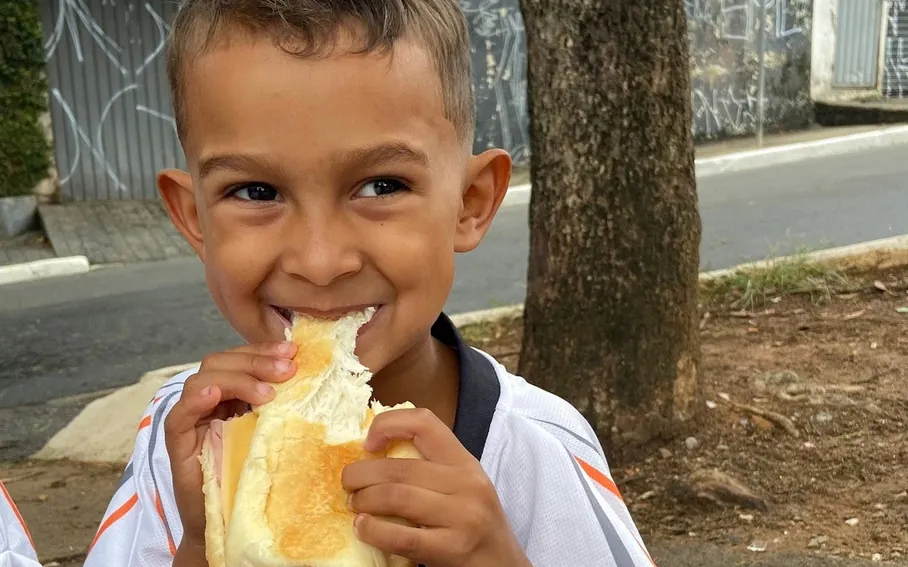 Criança da Hope House com seu lanche